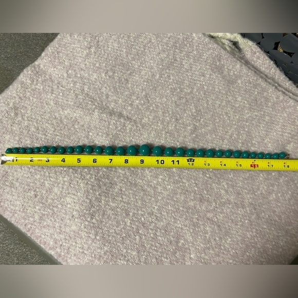 VINTAGE Green Plastic Bead Fashion Necklace, 18 inches - Picture 6 of 6